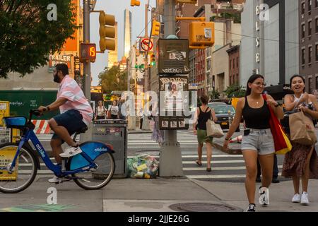 Rue Chelsea très animée, à l'angle de la rue West 23rd et de la huitième avenue à New York, mardi, 12 juillet 2022. (© Richard B. Levine) Banque D'Images
