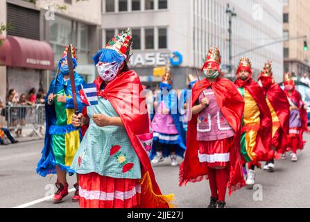 Le groupe de danse folklorique mexicain se produit lors de la parade de la fête hispanique des Américains à Madison Avenue, à New York, dimanche, à 17 juillet 2022. (© Richard B. Levine) Banque D'Images