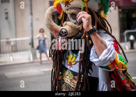 Le groupe de danse folklorique mexicain se produit lors de la parade de la fête hispanique des Américains à Madison Avenue, à New York, dimanche, à 17 juillet 2022. (© Richard B. Levine) Banque D'Images