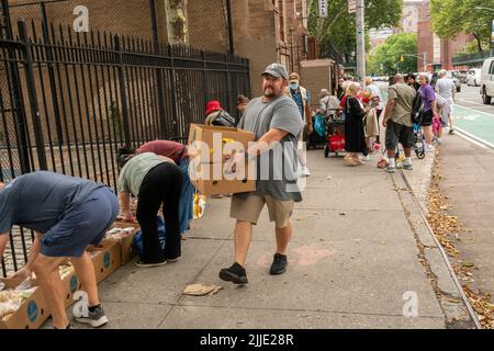 Clients de l'église communautaire Manor à Chelsea, à New York, qui distribue la nourriture de leur garde-manger le dimanche, 17 juillet 2022. (© Richard B. Levine) Banque D'Images