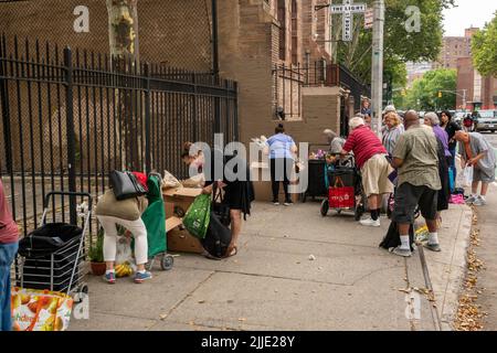 Clients de l'église communautaire Manor à Chelsea, à New York, qui distribue la nourriture de leur garde-manger le dimanche, 17 juillet 2022. (© Richard B. Levine) Banque D'Images