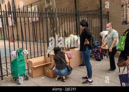 Clients de l'église communautaire Manor à Chelsea, à New York, qui distribue la nourriture de leur garde-manger le dimanche, 17 juillet 2022. (© Richard B. Levine) Banque D'Images