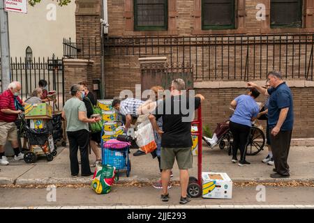 Clients de l'église communautaire Manor à Chelsea, à New York, qui distribue la nourriture de leur garde-manger le dimanche, 17 juillet 2022. (© Richard B. Levine) Banque D'Images