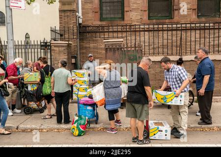 Clients de l'église communautaire Manor à Chelsea, à New York, qui distribue la nourriture de leur garde-manger le dimanche, 17 juillet 2022. (© Richard B. Levine) Banque D'Images