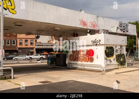 Une station-service fermée en attente de développement à Bushwick dans le quartier de Brooklyn à New York samedi, 16 juillet 2022. (© Richard B. Levine) Banque D'Images