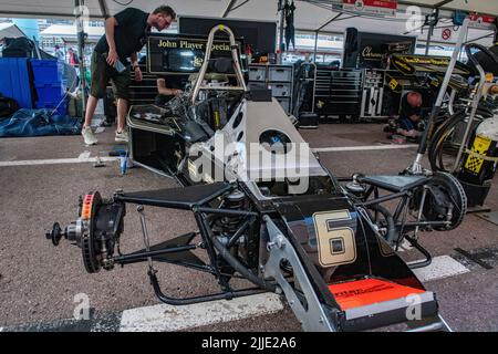 Les célèbres voitures JPS Lotus Formula 1 noir et or sont dans les fosses du Grand Prix historique de Monaco Banque D'Images