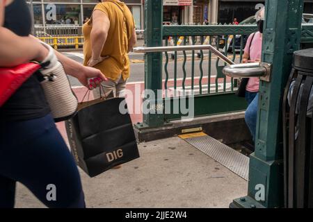 Activité à l'extérieur de la station de métro West 23rd Street IND à Chelsea, New York, jeudi, 14 juillet 2022. (© Richard B. Levine) Banque D'Images