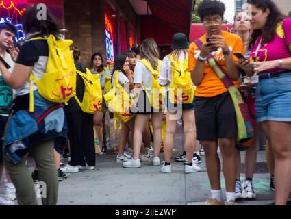 Des foules d'adolescents dans un groupe de touristes se rassemblent à l'extérieur d'un restaurant à Chelsea à New York le samedi, 16 juillet 2022 . NYC & Company a publié des prévisions selon lesquelles d'ici la fin de l'année 2022, la ville aura 56,7 millions de visiteurs, soit environ 85 % des 66,6 millions de visiteurs de 2019. (© Richard B. Levine) Banque D'Images