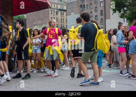 Des foules d'adolescents dans un groupe de touristes se rassemblent à l'extérieur d'un restaurant à Chelsea à New York le samedi, 16 juillet 2022 . NYC & Company a publié des prévisions selon lesquelles d'ici la fin de l'année 2022, la ville aura 56,7 millions de visiteurs, soit environ 85 % des 66,6 millions de visiteurs de 2019. (© Richard B. Levine) Banque D'Images