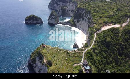 Une vue aérienne des vagues de l'océan qui frappent une énorme falaise Banque D'Images