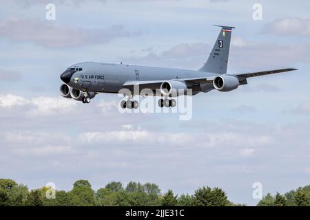 US Air Force KC-135R Stratotanker de l'escadron de ravitaillement aérien 351st, arrivant à la RAF Fairford pour participer à la RIAT 2022 Banque D'Images