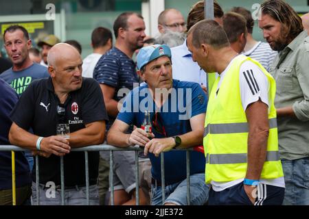 Aalst. Belgique, 25 juillet 2022, spectateurs photographiés lors de la course cycliste 'Naturcritium Aalst', lundi 25 juillet 2022 à Aalst. Le concours fait partie des 'critérios' traditionnels, courses locales dans lesquelles se disputent principalement les cyclistes qui ont roulé sur le Tour de France. BELGA PHOTO MARIJN DE KEYZER Banque D'Images