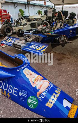 1977 Hesketh 308E avec la publicité Penthouse et Rizla dans les fosses du Grand Prix historique de Monaco Banque D'Images