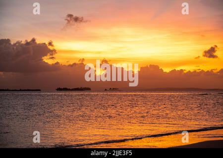 Vue sur le coucher du soleil dans les îles San Blas au Panama Banque D'Images