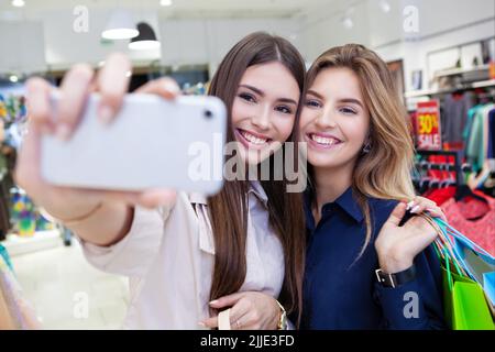 Les meilleurs amis qui prennent des selfies lorsqu'ils font du shopping. Banque D'Images