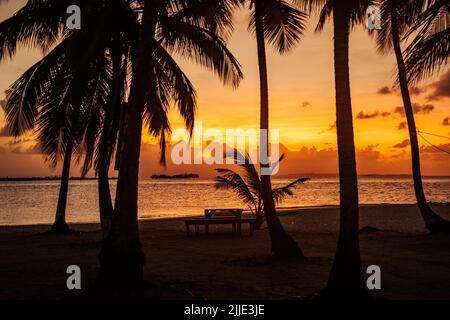 Vue sur le coucher du soleil dans les îles San Blas au Panama Banque D'Images