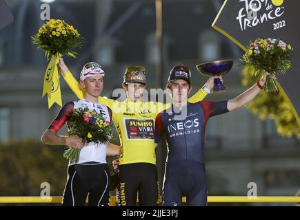 Paris, France - 24 juillet 2022, deuxième place Tadej Pogacar de Slovénie et Émirats de l'équipe des Émirats Arabes Unis, vainqueur et maillot jaune Jonas Vingegaard du Danemark et Jumbo - Visma, Troisième place Geraint Thomas de Grande-Bretagne et Ineos Grenadiers lors de la cérémonie du podium après la phase 21 du Tour de France 2022, course cycliste de Paris la Défense Arena à Paris champs-Elysées (116 km) sur 24 juillet 2022 à Paris, France - photo: Jean Catuffe/DPPI/LiveMedia Banque D'Images