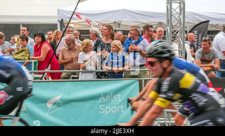 Aalst. Belgique, 25 juillet 2022, spectateurs photographiés lors de la course cycliste 'Naturcritium Aalst', lundi 25 juillet 2022 à Aalst. Le concours fait partie des 'critérios' traditionnels, courses locales dans lesquelles se disputent principalement les cyclistes qui ont roulé sur le Tour de France. BELGA PHOTO MARIJN DE KEYZER Banque D'Images