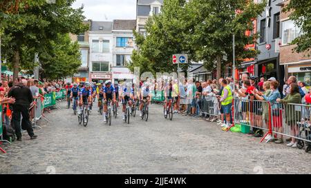 Aalst. Belgique, 25 juillet 2022, l'illustration montre la course cycliste 'Natourcritérium Aalst', lundi 25 juillet 2022 à Aalst. Le concours fait partie des 'critérios' traditionnels, courses locales dans lesquelles se disputent principalement les cyclistes qui ont roulé sur le Tour de France. BELGA PHOTO MARIJN DE KEYZER Banque D'Images