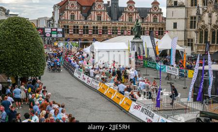 Aalst. Belgique, 25 juillet 2022, l'illustration montre la course cycliste 'Natourcritérium Aalst', lundi 25 juillet 2022 à Aalst. Le concours fait partie des 'critérios' traditionnels, courses locales dans lesquelles se disputent principalement les cyclistes qui ont roulé sur le Tour de France. BELGA PHOTO MARIJN DE KEYZER Banque D'Images