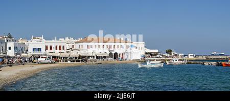 Mykonos, Grèce - juin 2022 : vue panoramique sur les petits bateaux de pêche dans le port de Mykonos Banque D'Images