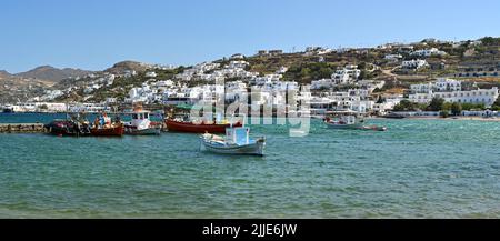 Mykonos, Grèce - juin 2022 : vue panoramique sur les petits bateaux de pêche dans le port de Mykonos Banque D'Images