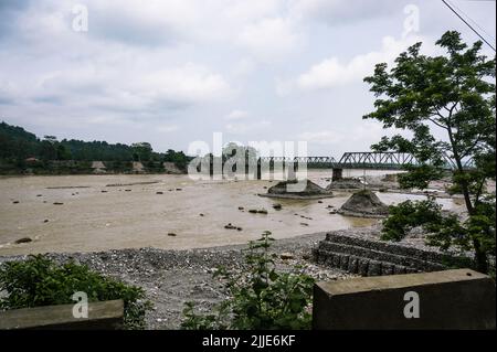 Sevoke, Inde. 24th juillet 2022. Vue aérienne du pont ferroviaire de Sévike sur la rivière Teesta près du sanctuaire de la vie sauvage de Mahananda à Sévike. C'est un pont ferroviaire très important et une célèbre attraction touristique, qui relie Siliguri - Sevenke à la belle région des Dooars du Nord Bengale. (Photo de Soumyabrata Roy/Pacific Press) crédit: Pacific Press Media production Corp./Alay Live News Banque D'Images