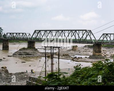 Sevoke, Inde. 13th juin 2022. Vue aérienne du pont ferroviaire de Sévike sur la rivière Teesta près du sanctuaire de la vie sauvage de Mahananda à Sévike. C'est un pont ferroviaire très important et une célèbre attraction touristique, qui relie Siliguri - Sevenke à la belle région des Dooars du Nord Bengale. (Photo de Soumyabrata Roy/Pacific Press) crédit: Pacific Press Media production Corp./Alay Live News Banque D'Images