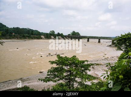 Sevoke, Inde. 24th juillet 2022. Vue aérienne du pont ferroviaire de Sévike sur la rivière Teesta près du sanctuaire de la vie sauvage de Mahananda à Sévike. C'est un pont ferroviaire très important et une célèbre attraction touristique, qui relie Siliguri - Sevenke à la belle région des Dooars du Nord Bengale. (Photo de Soumyabrata Roy/Pacific Press) crédit: Pacific Press Media production Corp./Alay Live News Banque D'Images