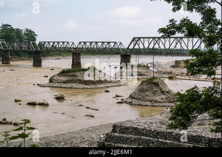 Sevoke, Inde. 24th juillet 2022. Vue aérienne du pont ferroviaire de Sévike sur la rivière Teesta près du sanctuaire de la vie sauvage de Mahananda à Sévike. C'est un pont ferroviaire très important et une célèbre attraction touristique, qui relie Siliguri - Sevenke à la belle région des Dooars du Nord Bengale. (Photo de Soumyabrata Roy/Pacific Press) crédit: Pacific Press Media production Corp./Alay Live News Banque D'Images