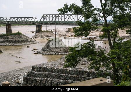 Sevoke, Inde. 24th juillet 2022. Vue aérienne du pont ferroviaire de Sévike sur la rivière Teesta près du sanctuaire de la vie sauvage de Mahananda à Sévike. C'est un pont ferroviaire très important et une célèbre attraction touristique, qui relie Siliguri - Sevenke à la belle région des Dooars du Nord Bengale. (Photo de Soumyabrata Roy/Pacific Press) crédit: Pacific Press Media production Corp./Alay Live News Banque D'Images