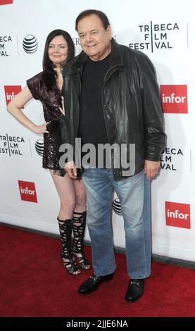 **PHOTO fFILE** Paul Sorvino est décédé. New York, NY- 25 avril:Dee Dee Benkie et Paul Sorvino assistent à la projection nocturne de clôture de 'Goodfellas' lors du festival du film Tribeca 2015 sur 25 avril 2015 au Beacon Theatre de New York. Crédit : John Palmer/MediaPunch Banque D'Images