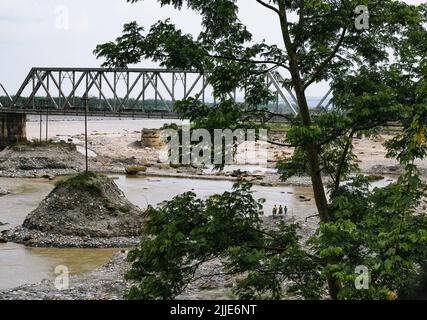 Sevoke, Inde. 24th juillet 2022. Vue aérienne du pont ferroviaire de Sévike sur la rivière Teesta près du sanctuaire de la vie sauvage de Mahananda à Sévike. C'est un pont ferroviaire très important et une célèbre attraction touristique, qui relie Siliguri - Sevenke à la belle région des Dooars du Nord Bengale. (Photo de Soumyabrata Roy/Pacific Press) crédit: Pacific Press Media production Corp./Alay Live News Banque D'Images