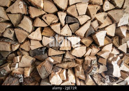 25 juillet 2022, Hessen, Francfort-sur-le-main : le bois de chauffage fraîchement livré est empilé dans un garage qui appartient à une maison de rangée. Photo: Frank Rumpenhorst/dpa Banque D'Images