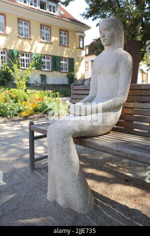 Blanc neige sur le banc du parc par Bettina Seitz 2015 à Lohr am main, Bavière, Allemagne Banque D'Images