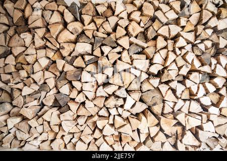 25 juillet 2022, Hessen, Francfort-sur-le-main : le bois de chauffage fraîchement livré est empilé dans un garage qui appartient à une maison de rangée. Photo: Frank Rumpenhorst/dpa Banque D'Images