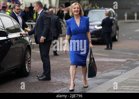 Liz Truss arrivant à participer au débat sur le leadership de la BBC Tory, notre prochain premier ministre, présenté par Sophie Raworth, au Victoria Hall de Hanley, Stoke-on-Trent, entre les candidats à la direction du parti conservateur. Date de la photo: Lundi 25 juillet 2022. Banque D'Images