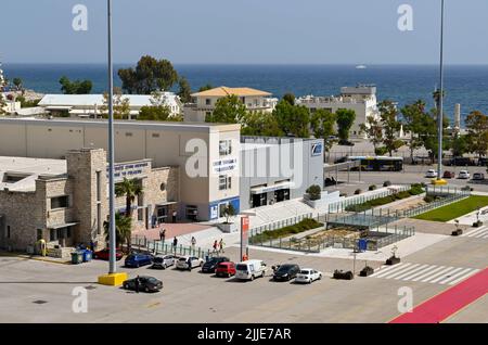 Pirée, Athènes, Grèce - Mai 2022: Personnes marchant du terminal de croisière à bord de leur bateau de croisière au début de leurs vacances Banque D'Images