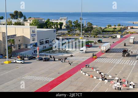 Pirée, Athènes, Grèce - Mai 2022: Personnes marchant jusqu'au terminal de croisière après avoir quitté leur bateau de croisière à la fin de leurs vacances Banque D'Images