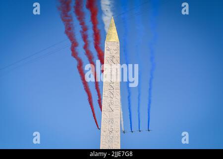 Paris, France - 24 juillet 2022, l'équipe de pilotage acrobatique d'élite française 'Patrouille de France' (PAF) survole la 'place de la Concorde' lors du Tour de France 2022, course cycliste 21, Paris la Défense Arena - Paris champs-Elysées (116 km) sur 24 juillet 2022 à Paris, France - photo : Matthieu Mirville/DPPI/LiveMedia Banque D'Images