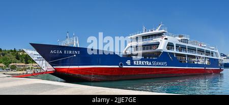 Corfou, Grèce - juin 2022 : vue panoramique d'un ferry commercial avec rampe d'accès pour véhicules abaissée dans le port de la ville de Corfou. Banque D'Images