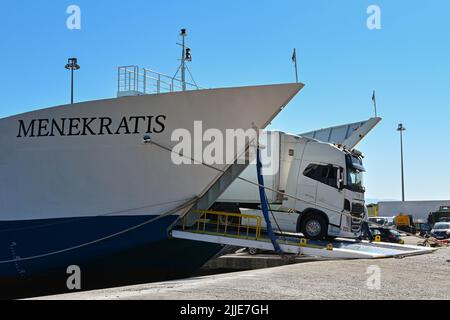 Corfou, Grèce - juin 2022 : camion articulé faisant marche arrière sur un traversier pour voitures commerciales dans le port de Corfou Banque D'Images