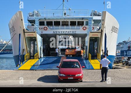 Corfou, Grèce - juin 2022 : chargement de véhicules sur un ferry pour voitures commerciales dans le port de Corfou Banque D'Images