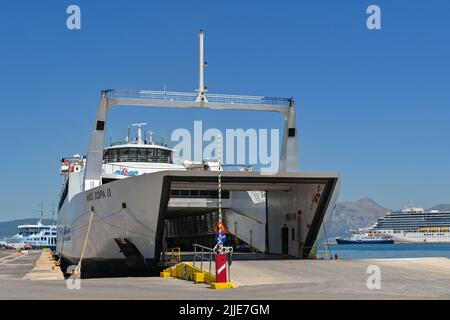 Corfou, Grèce - juin 2022 : ferry pour voitures commerciales avec rampe d'accès abaissée dans le port de la ville de Corfou Banque D'Images