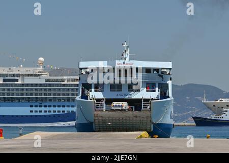 Corfou, Grèce - juin 2022 : ferry commercial au départ du port de la ville de Corfou Banque D'Images