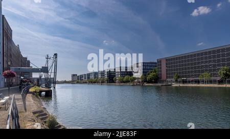 Le port intérieur de Duisburg lors d'une journée d'été lumineuse et chaude Banque D'Images