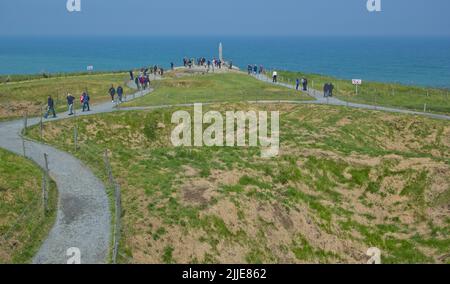 Cricqueville en Bessin, France. 04th juin 2022. Vue sur le Monument Ranger de la Pointe du hoc. Dans cette section de bluff en Normandie, les Rangers américains débarquèrent le jour J et monta sur la côte rocheuse et capturent des positions allemandes. Credit: Hauke Schröder/dpa-Zentralbild/dpa/Alay Live News Banque D'Images