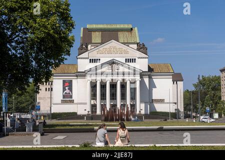 Deux femmes assises devant le théâtre Duisburg lors d'une chaude journée d'été Banque D'Images