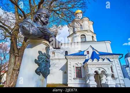 Monument à Ivan Mazepa dans le parc Chernihiv Dytynets avec vue sur Chernihiv Collegium en arrière-plan, Chernihiv, Ukraine Banque D'Images