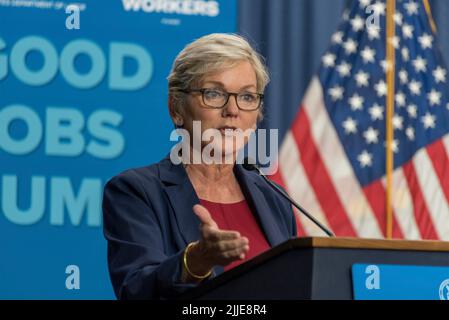 Washington, États-Unis d'Amérique. 21 juin 2022. Jennifer Granholm, secrétaire du département de l'énergie des États-Unis, prononce un discours lors du Good Jobs Summit à la Grande salle du siège du département du travail des États-Unis, à 21 juin 2022, à Washington, D.C., crédit : Liz Roll/Dept of Labor/Alay Live News Banque D'Images